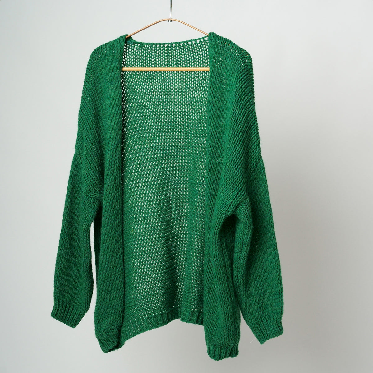 Hanorac verde oversized cu croială lejeră, vedere din față, material moale