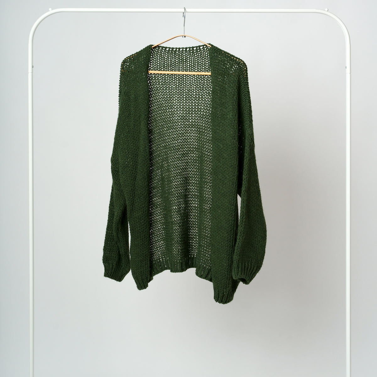 Hanorac verde oversized, vedere din spate, croială relaxată