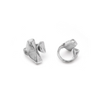 Vedere laterală a inelului cu design neregulat, realizat din aluminiu 100% reciclat