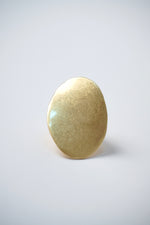 Inel masiv ajustabil, din metal auriu, cu suprafață mată și design rotunjit, modern.