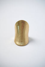 Inel masiv ajustabil, din metal auriu, cu siluetă fluidă și finisaj lucios.