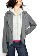 Jachetă casual gri cu hanorac gri deschis, combinație de fermoar și nasturi, văzută din față.