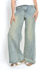 Jeanși vernil cu croială largă și decolorare subtilă, vedere frontală completă