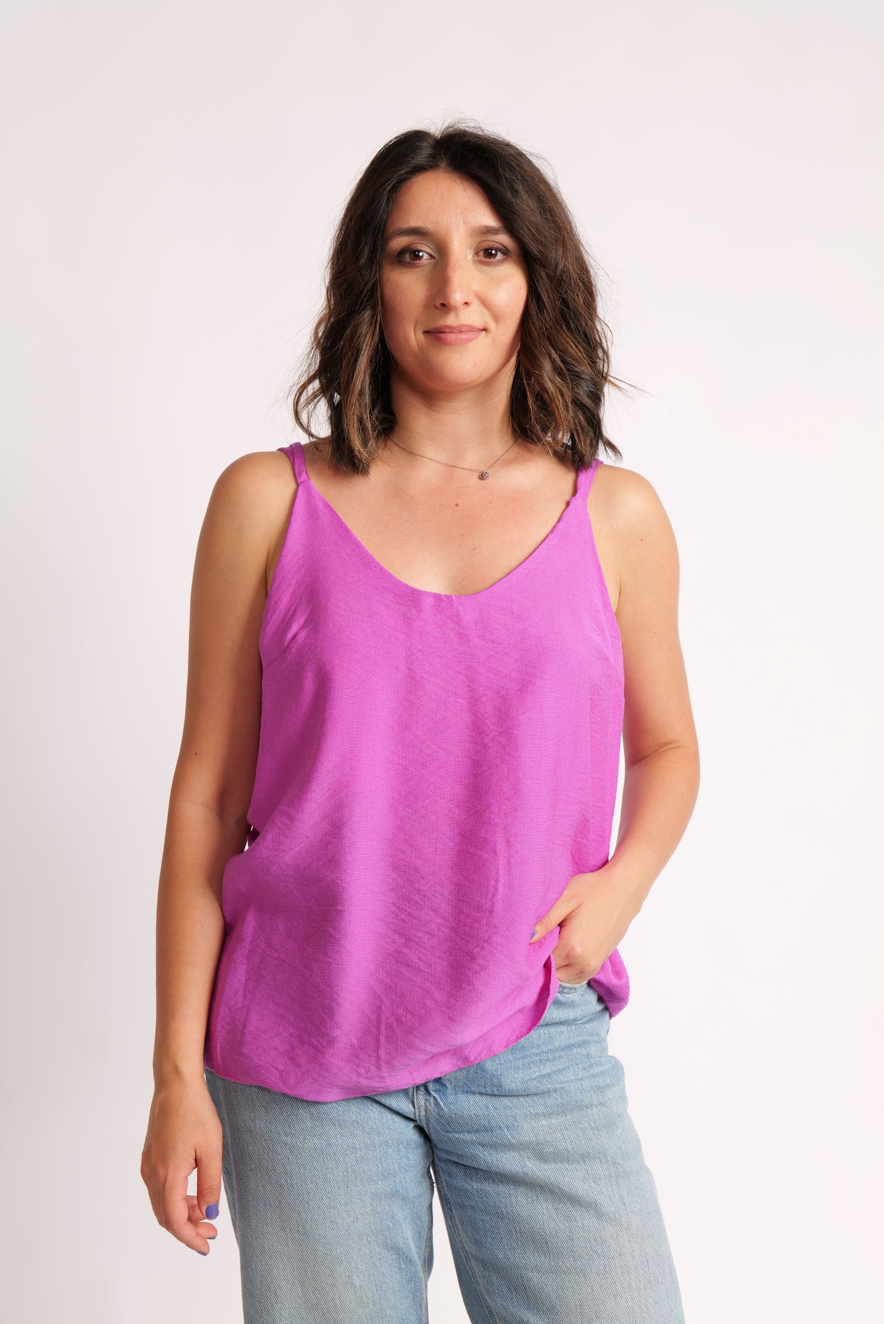 Maiou mov cu bretele duble, purtat cu blugi, aspect casual