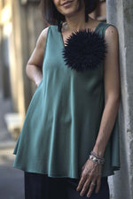 Maiou evazat verde, accesorizat cu broșă decorativă neagră