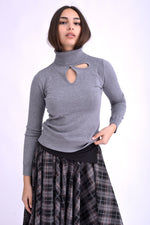 Maletă gri cu guler înalt și decupaj frontal, perfectă pentru un look contemporan.