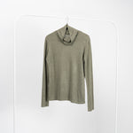 Maletă khaki cu guler lejer și mânecă lungă, confecționată din material ușor.