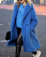 Palton albastru boucle într-o ținută de zi, combinat cu pantaloni din piele și sneakerși