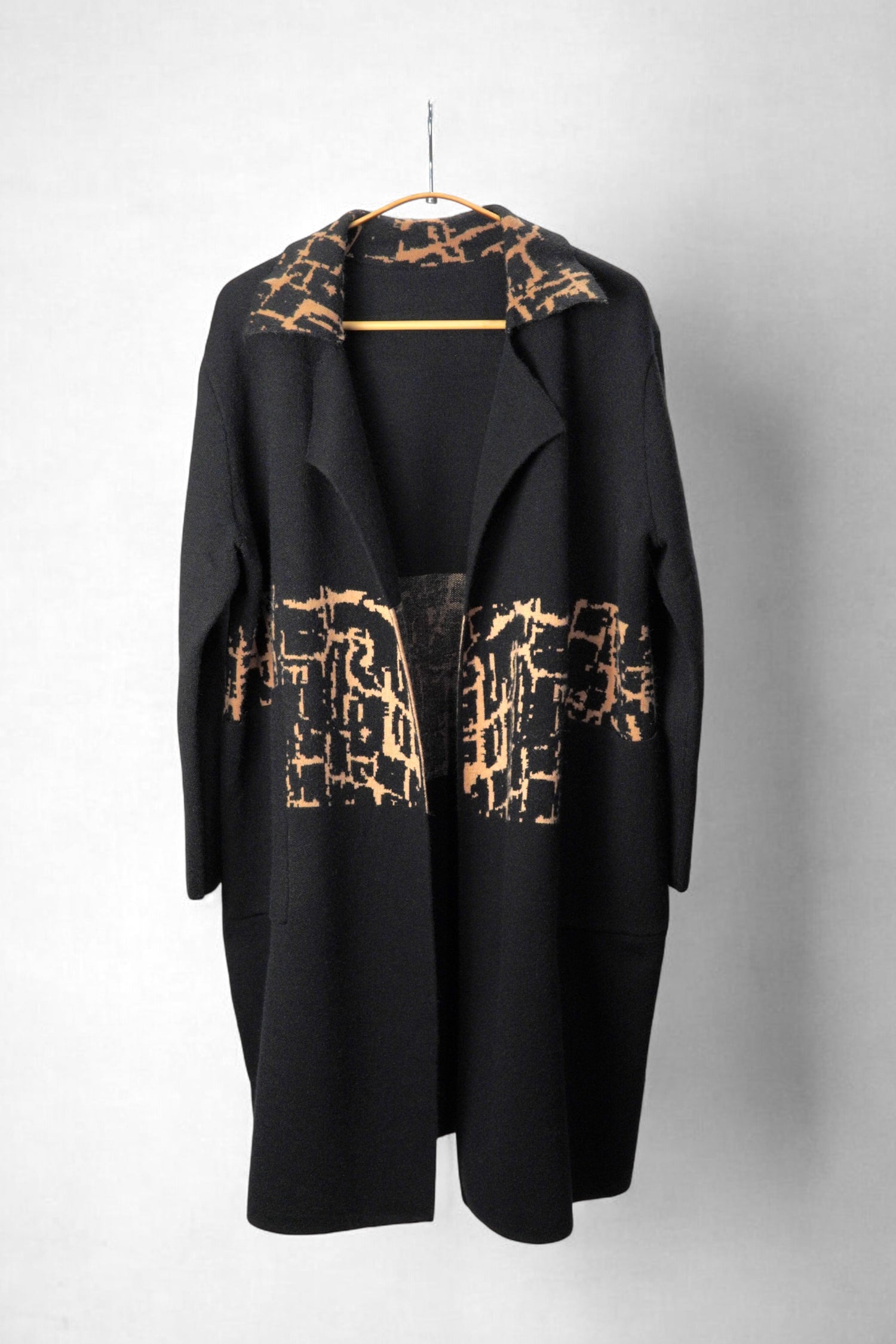 Palton negru cu imprimeu maro, croială lejeră și material moale, ideal pentru ținute casual.