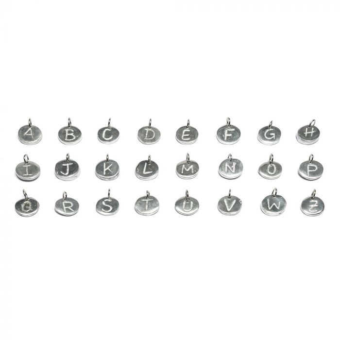 Pandant handmade din aluminiu reciclat, placă rotundă inscripționată cu literă majusculă, design minimalist.