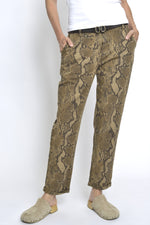 Pantaloni cu imprimeu tip șarpe în nuanțe de maro, cu croială lejeră și buzunare laterale.