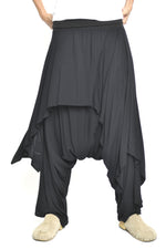 Pantaloni asimetrici negri din viscoză cu croială amplă și talie elastică, văzuți din față.