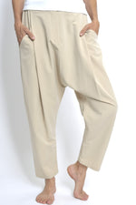 Detaliu talie pantalon barrel, cu cusături fine și pliuri în zona frontală