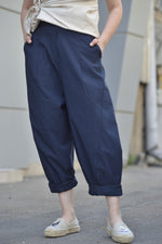 Pantaloni barrel bleumarin cu manșete rulate și buzunare laterale