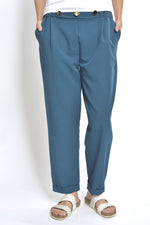 Pantaloni chino albastru-petrol, cu croială conică și nasturi în talie