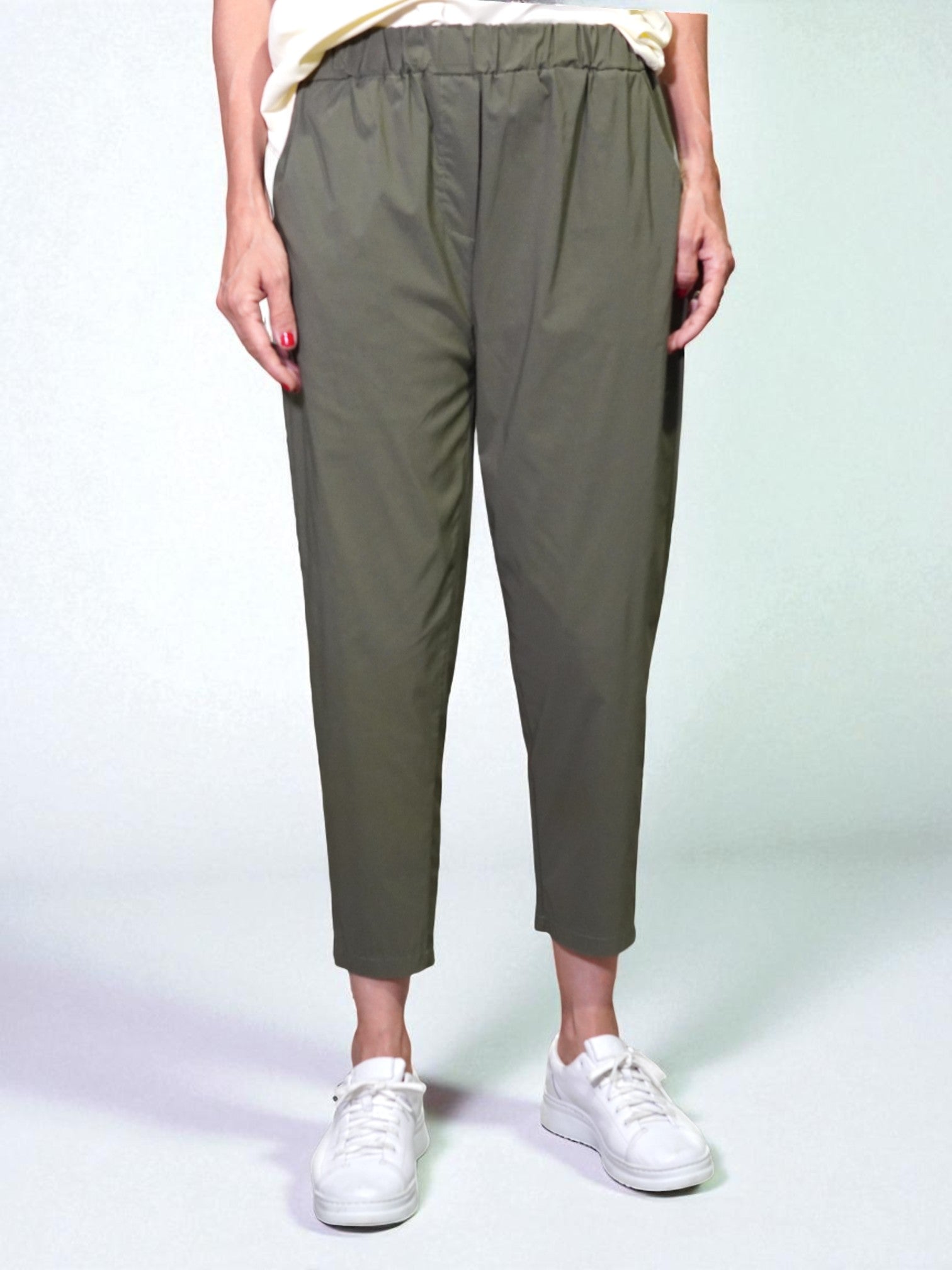 Pantaloni conici kaki din Tencel, cu talie elastică, purtați cu pantofi sport