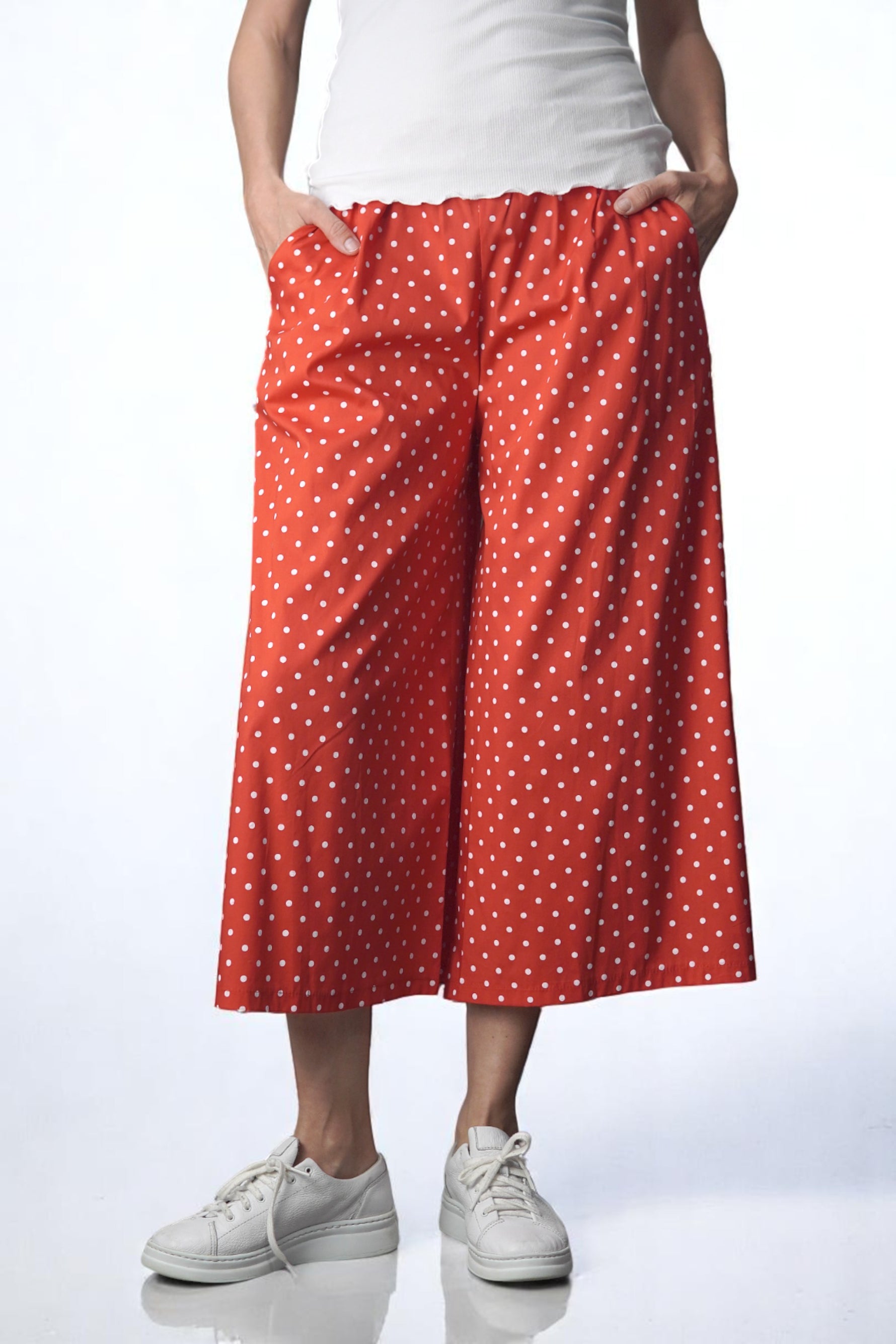 Pantaloni culottes roșii cu buline albe, largi și comozi, cu talie elastică