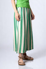 Vedere laterală stângă a pantalonilor evazați cu dungi, cu buzunar și talie elastică.