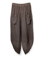 Pantaloni lejeri din in 100% de culoare maro, cu buzunare frontale și tiv ascuțit.