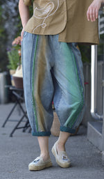 Croială lejeră a pantalonilor barrel jeans, cu efect de spălare și detalii laterale