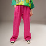 Detaliu textură roz a pantalonilor largi din in, cu buzunare laterale