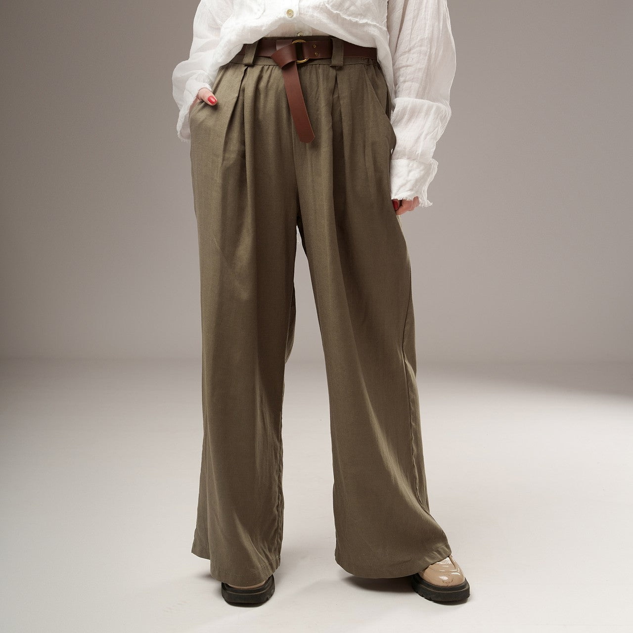Pantaloni kaki cu talie înaltă și curea, din amestec de in și viscoză, văzuți din față