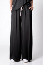 Pantaloni largi negri, lejeri și comozi, ideali pentru ținute casual elegante