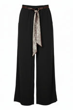 Pantaloni largi din modal negru, cu talie elastică și cordon textil decorativ, croială fluidă și linie dreaptă.