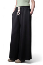 Pantaloni negri cu siret crem la talie, croi amplu și buzunare laterale