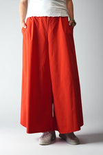 Pantaloni roșu aprins evazați, cu talie elastică și material ușor
