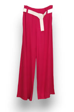Pantaloni lungi fucsia din in și viscoză, croială largă, talie elastică și centură bej cu cataramă aurie.