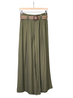 Pantaloni lungi de damă în nuanță verde-oliv, croială largă, talie elastică și curea împletită decorativă.