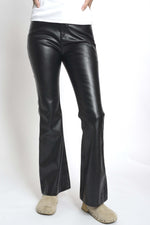 Pantaloni evazați negri din piele ecologică, croială mulată pe picior și ușor evazată la tiv