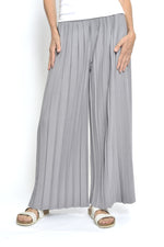 Pantaloni plisati gri, croială largă și modernă, vedere frontală