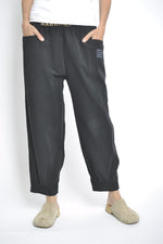 Pantaloni lejeri negri, talie elastică și text brodat discret, vedere frontală