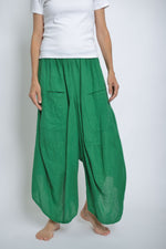 Pantaloni șalvari verzi din in, cu buzunare aplicate și design cu crac larg.