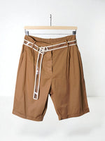 Pantaloni scurți cărămizii, lejeri și comozi, cu betelie elastică și curea bej decorativă cu detaliu în X.