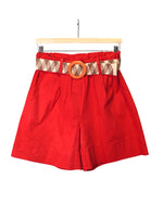 Pantaloni scurți roșii cu talie elastică și curea bej cu imprimeu geometric