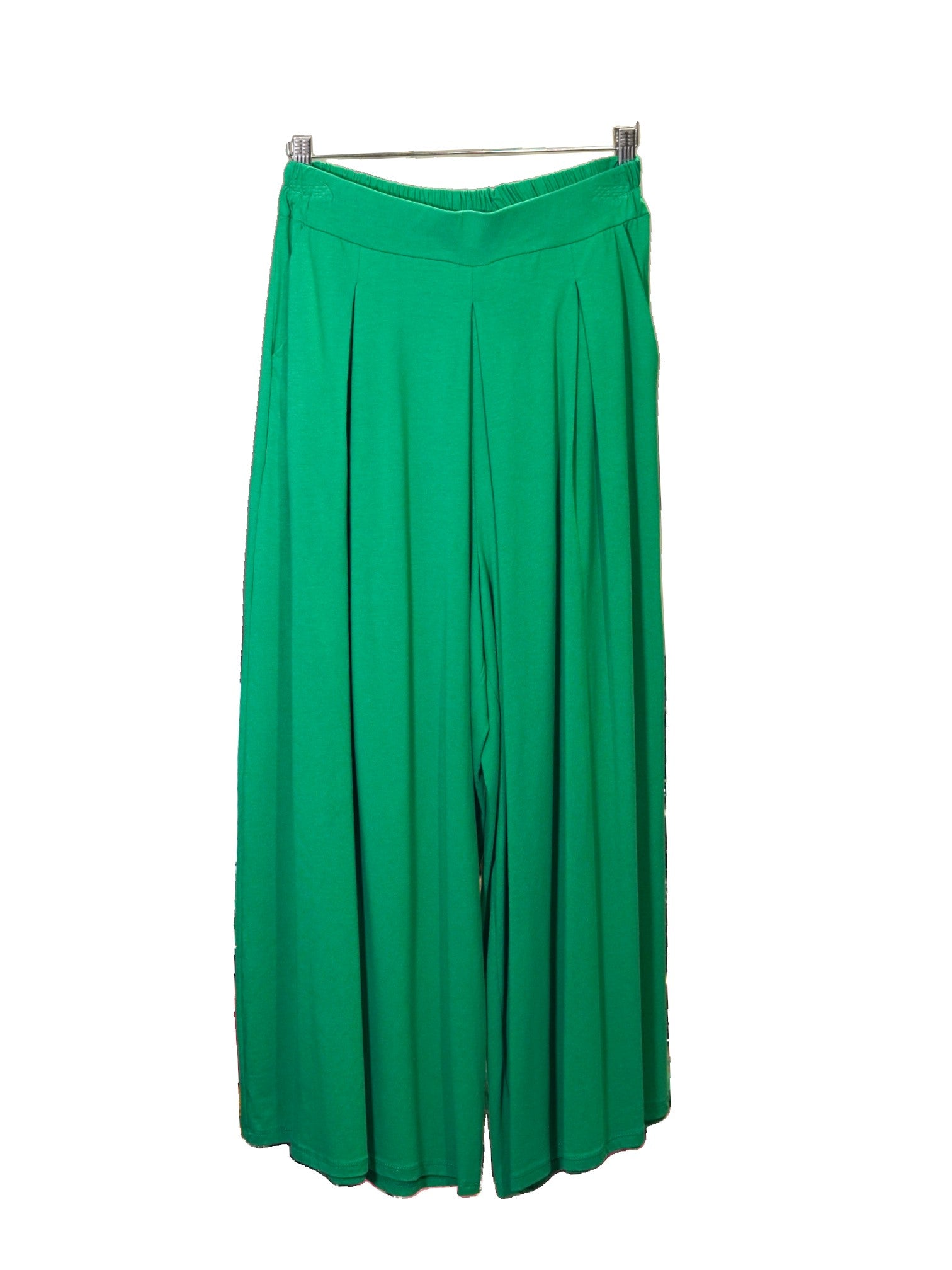 Pantaloni tip fustă din jerse verde, cu pliuri largi și talie în V cu elastic.