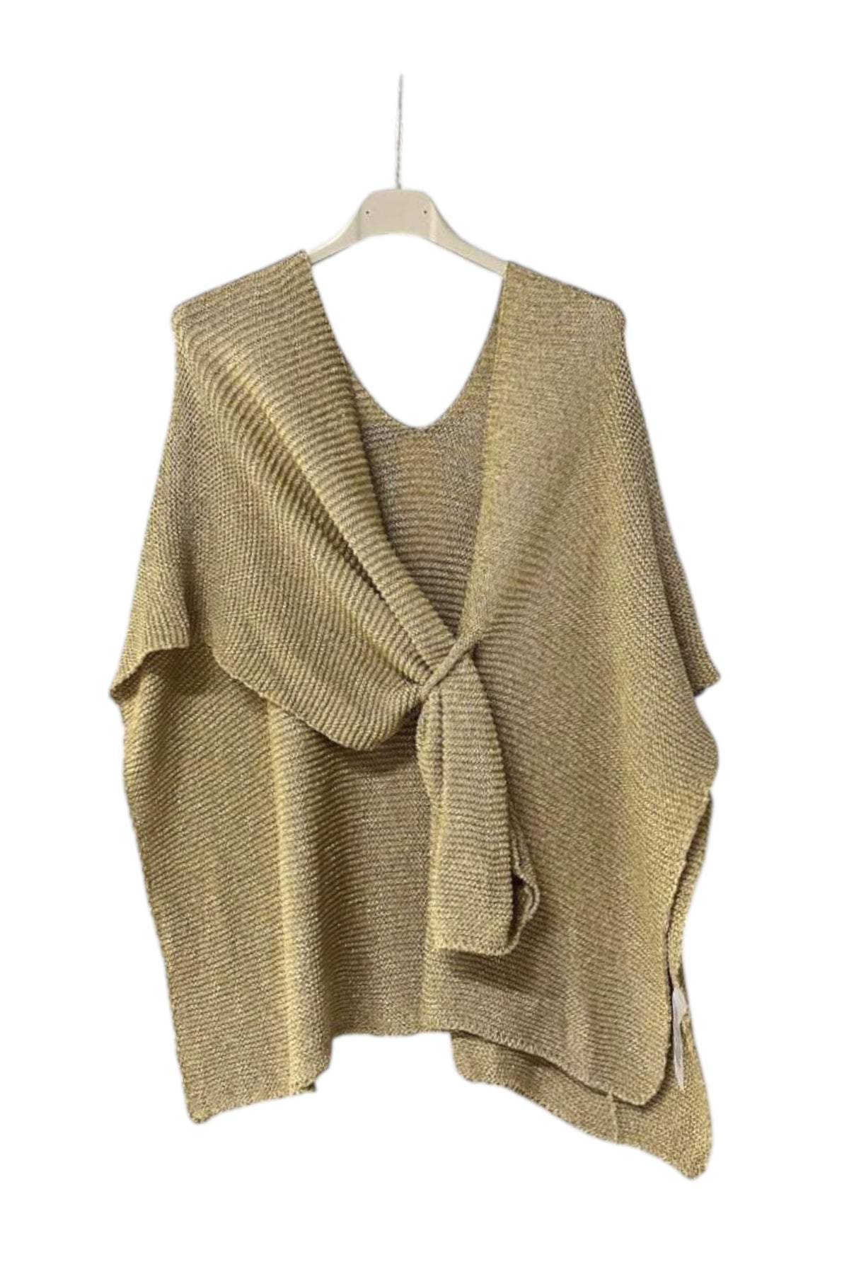 Pelerină bej din tricot moale, cu design petrecut la spate și textură fină în dungi, ideală pentru un look elegant și confortabil.