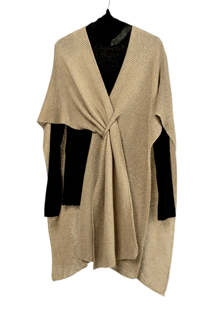 Pelerină tricotată bej, moale și lejeră, expusă pe umeraș.