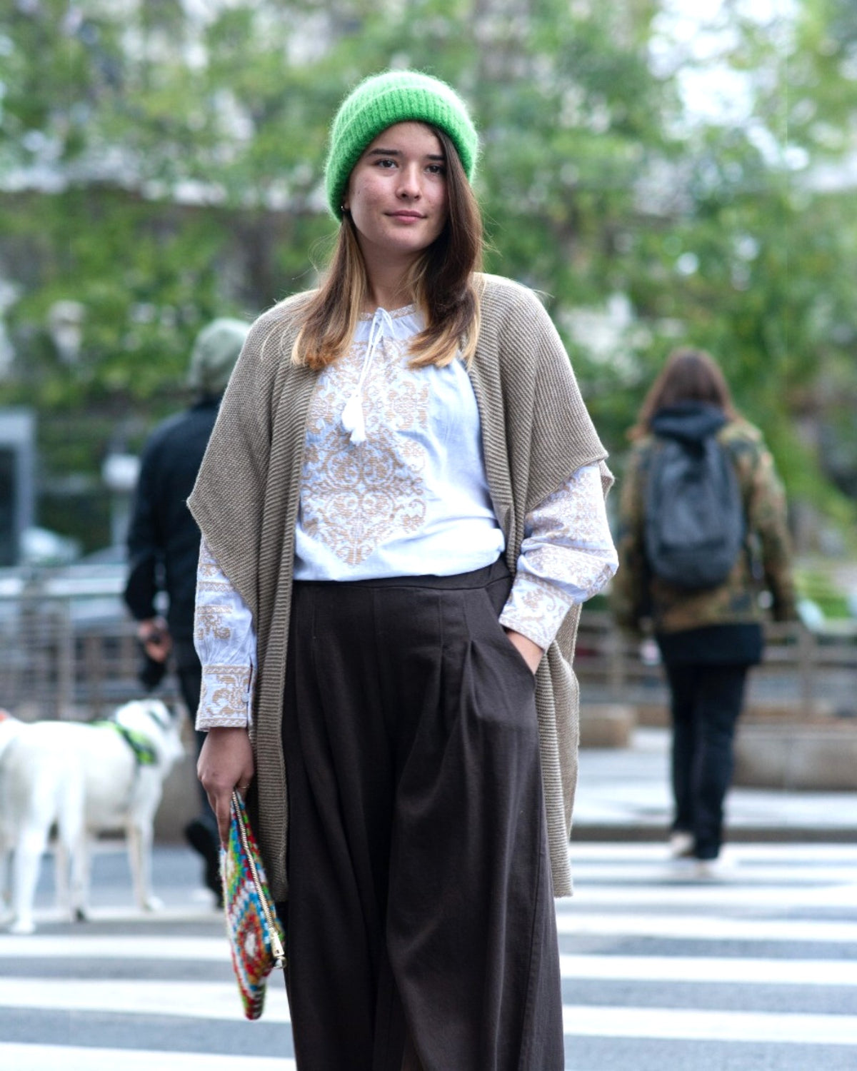 Pelerină tricotată bej deschis, simplă și elegantă, ideală pentru ținute casual.