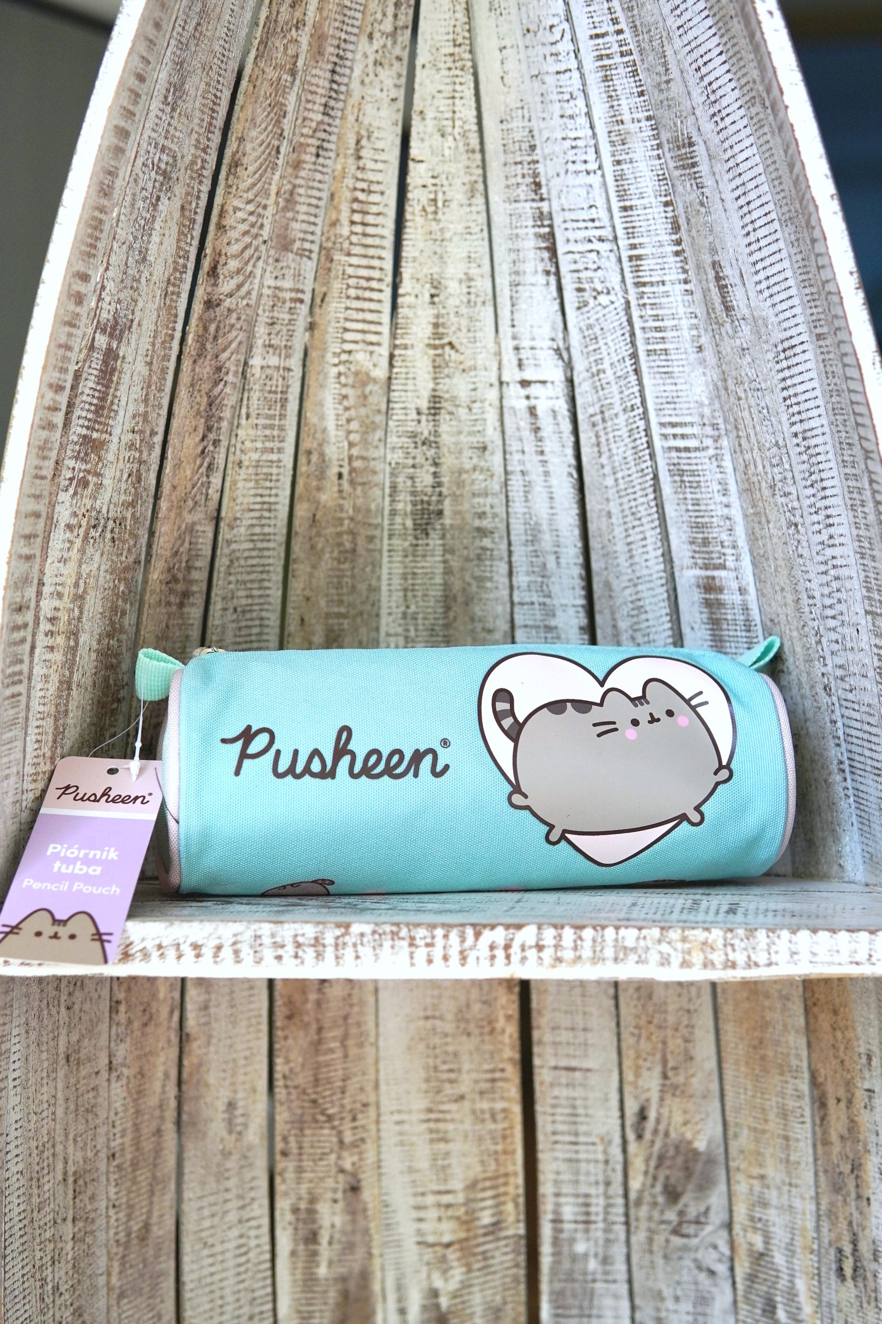 Penar tip tubă Pusheen, culoare verde mentă, imprimeu cu inimă, fermoar cu cursor, fotografiat pe raft din lemn.