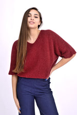 Pulover bordo din alpaca cu decolteu în V și umeri căzuți, croială lejeră, purtat pe model.