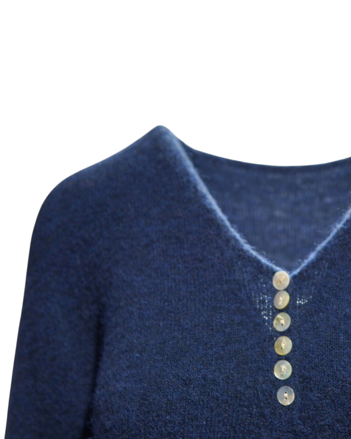 Detaliu decolteu în V cu nasturi perla pe pulover albastru baby alpaca