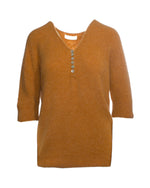 Pulover baby alpaca ocru cald, decolteu în V și nasturi perla