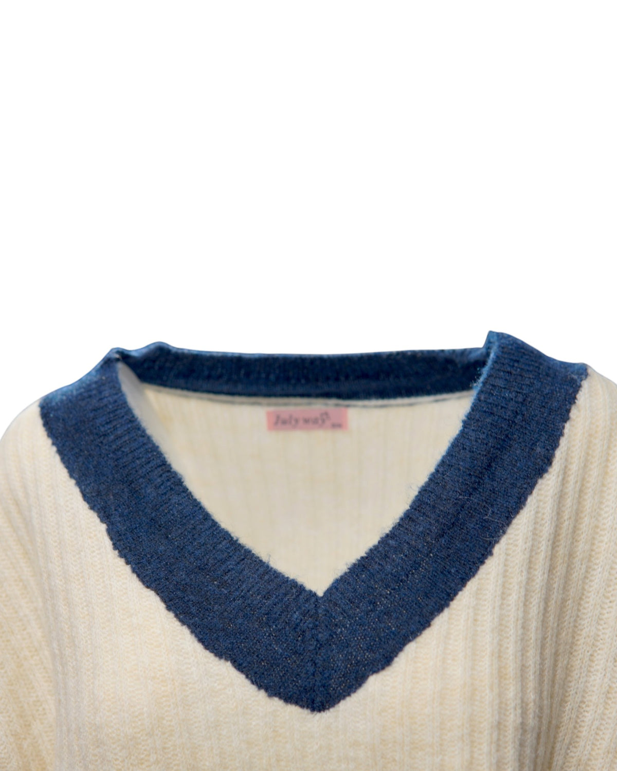 Detaliu guler albastru contrastant pe pulover crem cu decolteu în V.