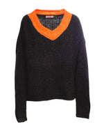 Pulover negru cu decolteu în V și detalii portocalii la guler.