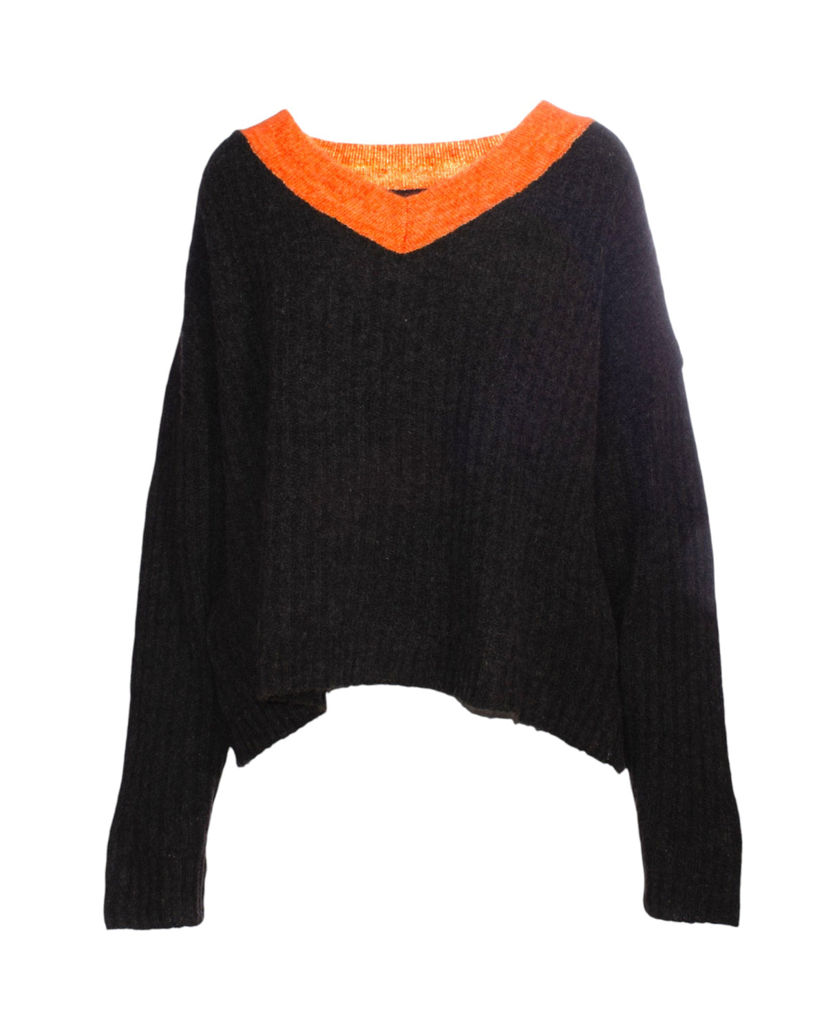 Pulover negru cu decolteu în V și guler portocaliu, vedere din față.