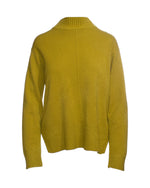 Pulover galben muștar cu guler înalt, potrivit pentru zilele răcoroase.